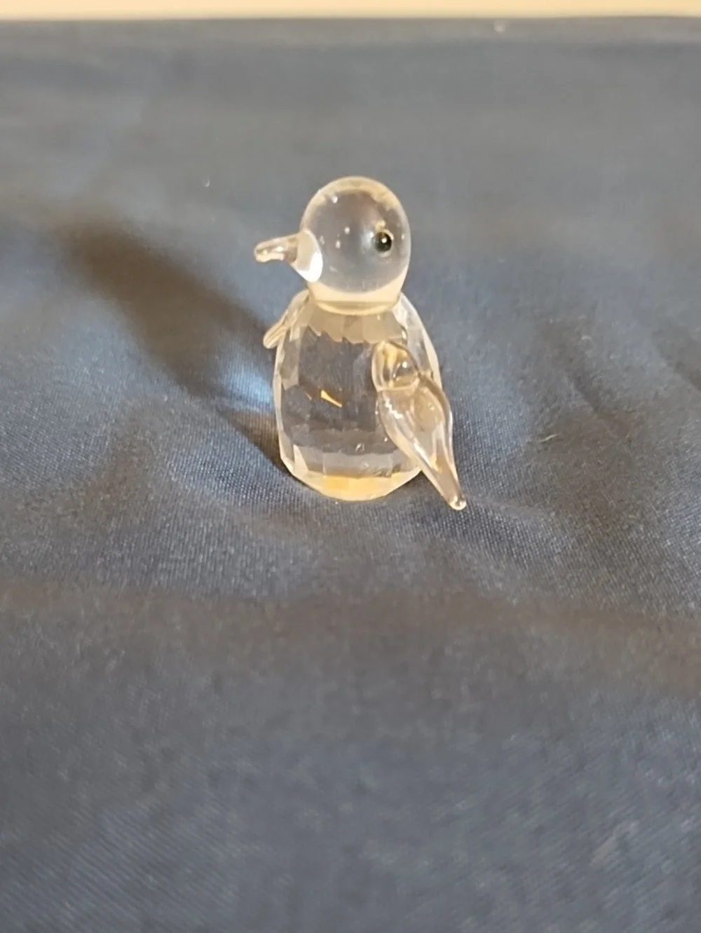 SWAROVSKi CRYSTAL MINIATURE PENGUIN, 1985 KINGDOM OF ICE AND SNOW.